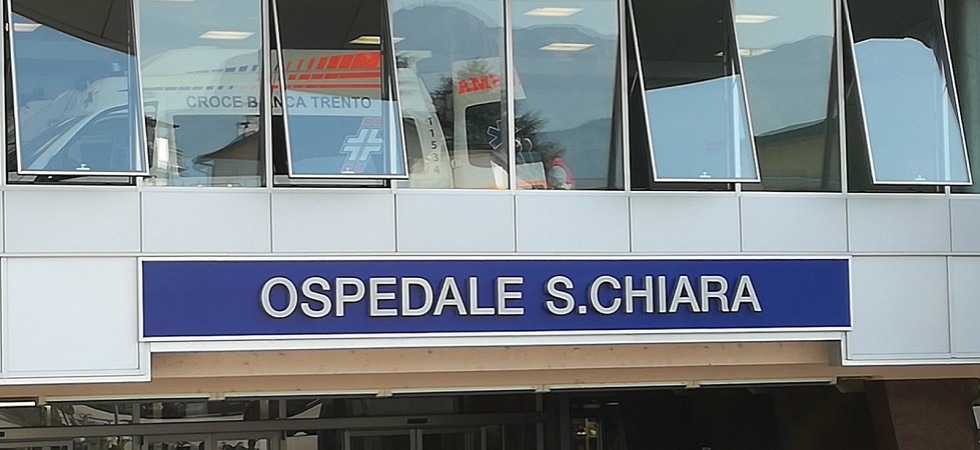 Incidente sul lavoro, scivola dal cassone del camion e sbatte la testa: un uomo trasferito in codice rosso all’ospedale